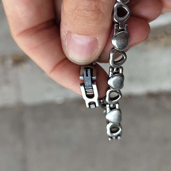 Alternating hearts with one red heart magnetic bracelet with clasp - Picture 2 of 3